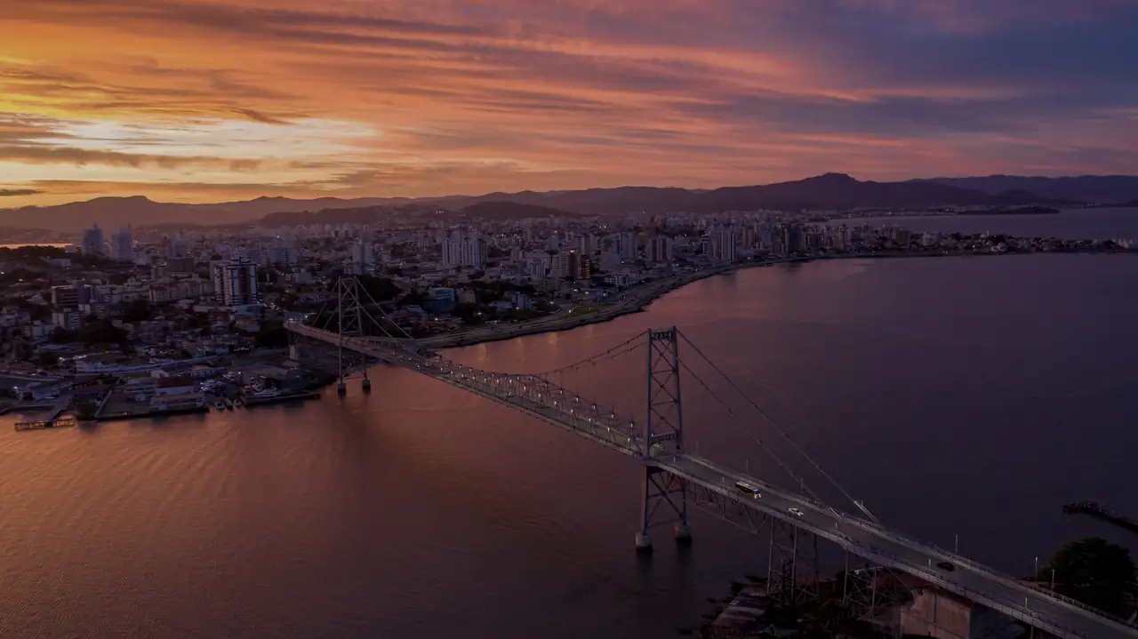 Vista aérea de Florianópolis ao pôr do sol
